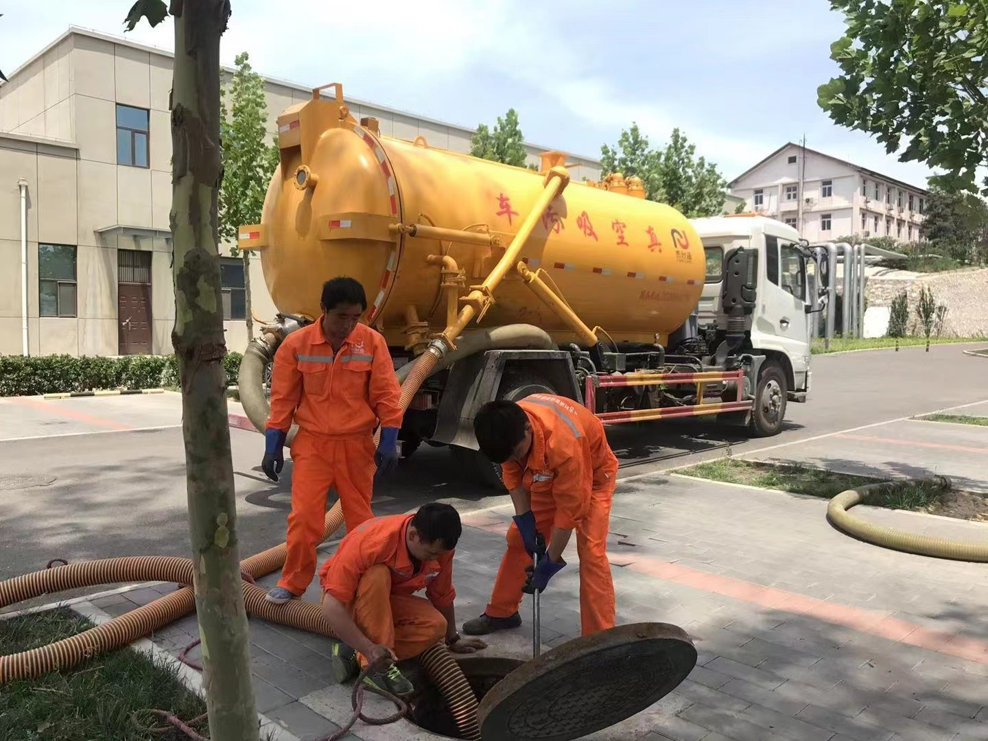 东兴化粪池清理与5-8吨吸粪车施工效率分析
